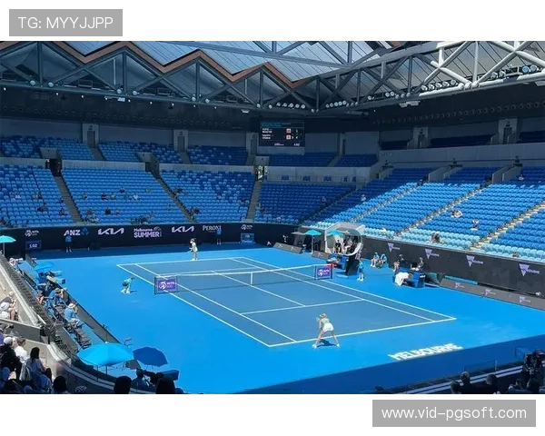 上海体育馆5天完成篮球馆向网球场转换,铺设澳网同款专业地面 上海体育馆5天完成篮球馆向网球场转换,铺设澳网同款专业地面