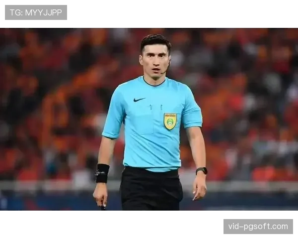 暖心一幕：英超比赛中，边裁受伤，一位持有裁判资格证的球迷临时替补执法